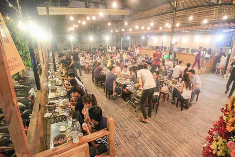 Có những lựa chọn món hải sản nào phong phú và tươi ngon tại nhà hàng buffet ở quận 8?

