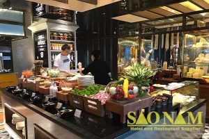 Vai trò của khay inox đựng topping tại quầy buffet
