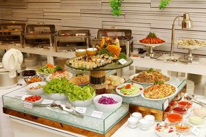 giá inox trang trí thức ăn buffet