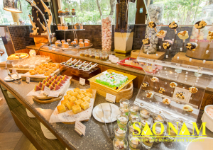 Chuẩn bị các món ăn và đồ uống để setup bữa tiệc Buffet đầy đủ